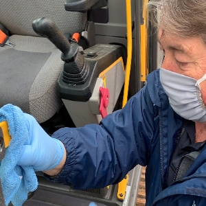 pulire e disinfettare la cabina delle macchine operatrici