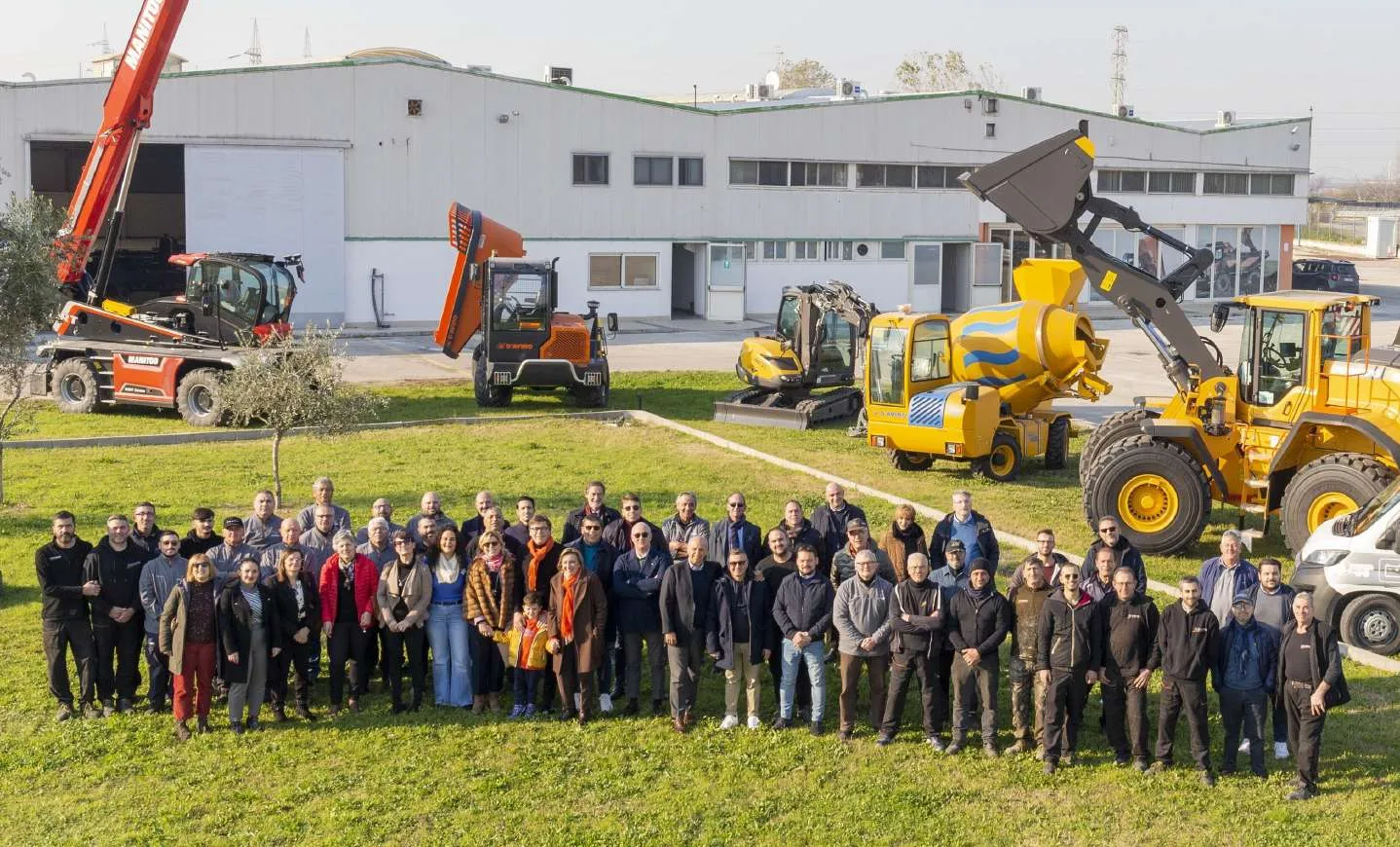 Le persone del gruppo D'Avino davanti alla sede