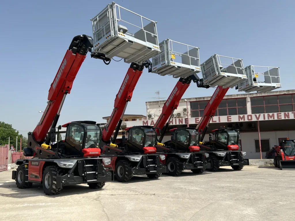 Macchine Manitou nel piazzale di Marigliano