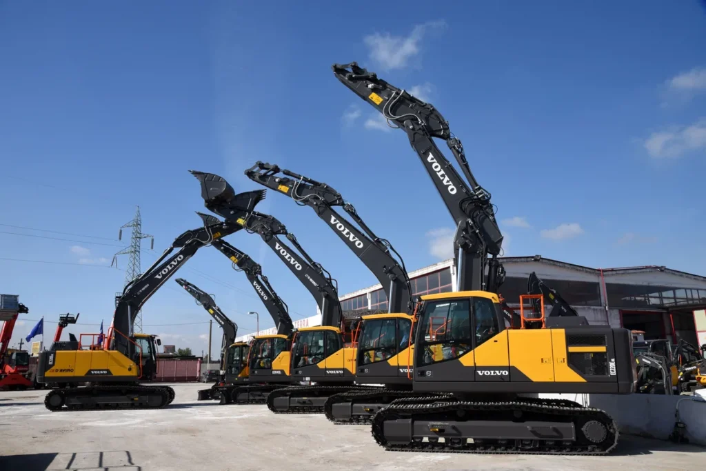 Macchine Volvo CE nel piazzale di Marigliano